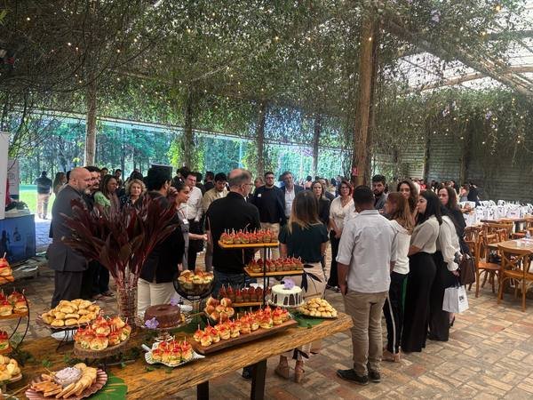 Encontro empresarial com mais de cem convidados