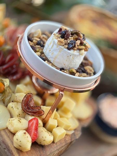 Brie com frutas secas e mel
