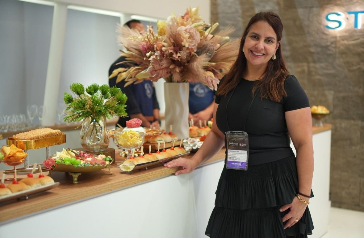 Angélica Zoldan no estande durante a feira
