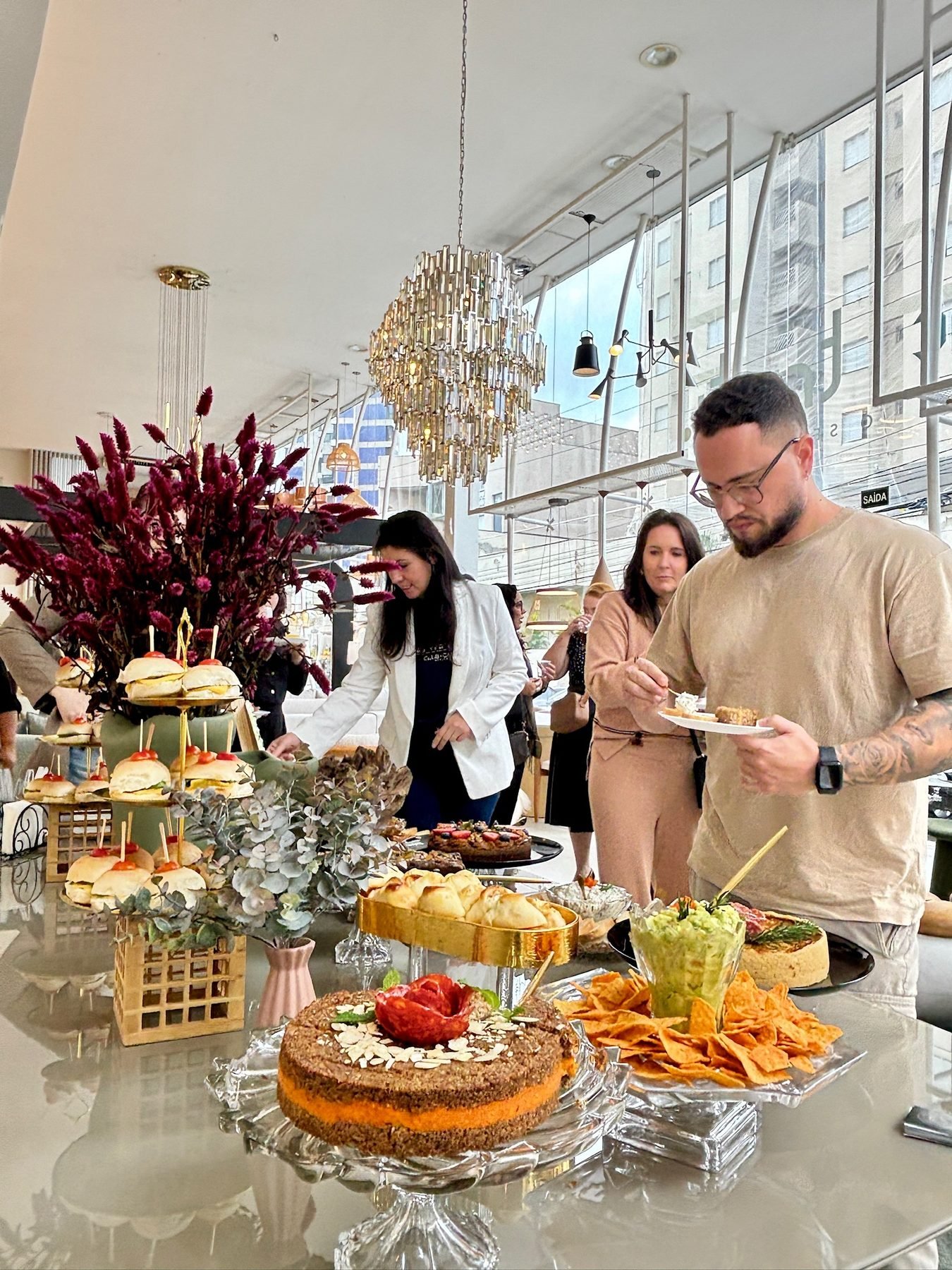 Convidados em evento de showroom