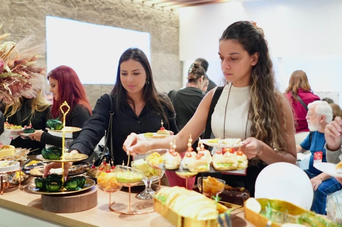 Visitantes se servindo no estande